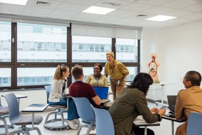 Cursos de pós-graduação podem impulsionar a carreira e aumentar salário